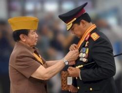 Kapolda NTT Diganjar Bintang Kehormatan LVRI, Pengabdian Veteran Jadi Inspirasi Generasi Penerus