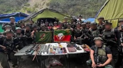 Personel TNI berfoto bersama barang bukti yang disebut diamankan dari lokasi kontak senjata dengan kelompok TPNPB-OPM