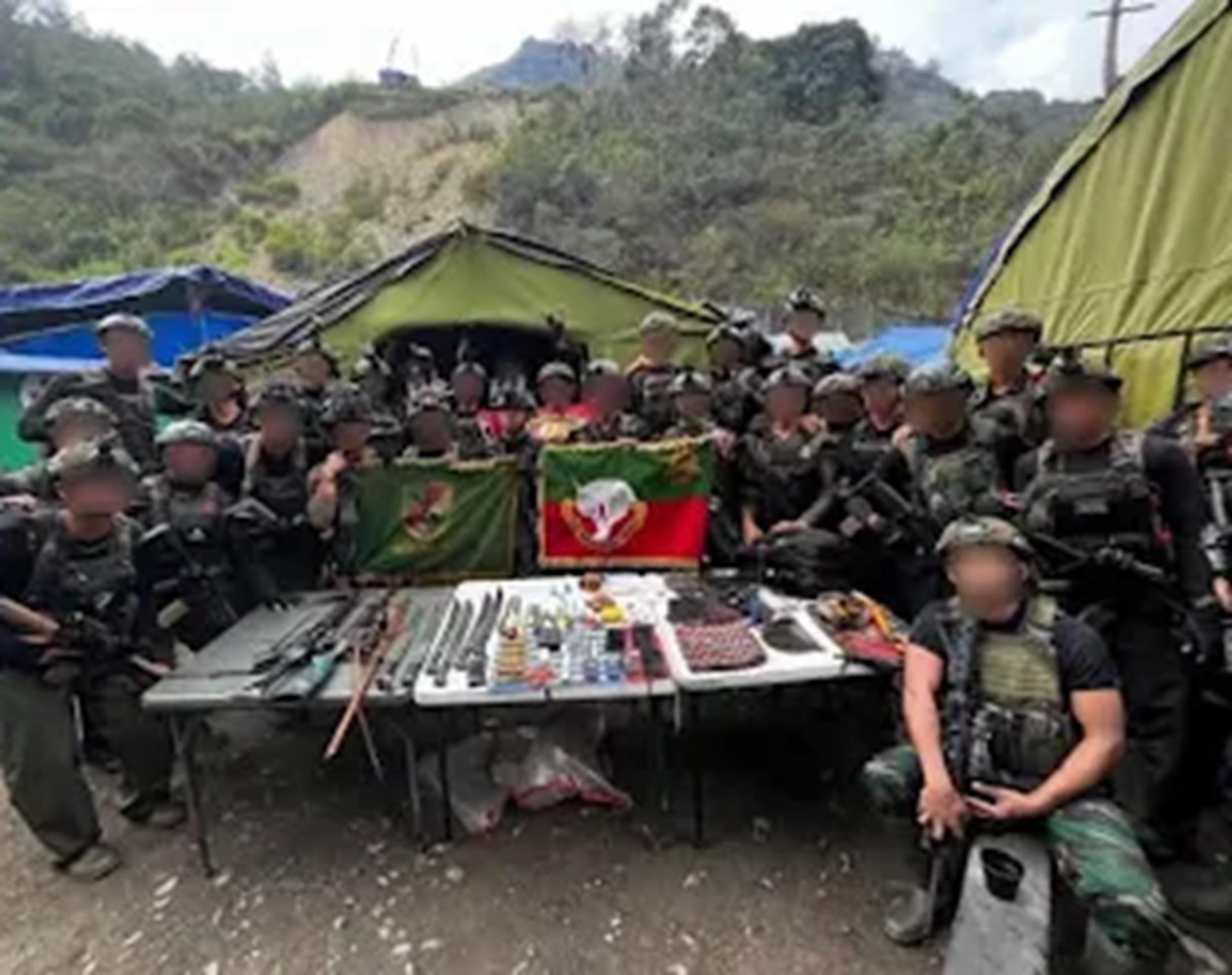 Personel TNI berfoto bersama barang bukti yang disebut diamankan dari lokasi kontak senjata dengan kelompok TPNPB-OPM